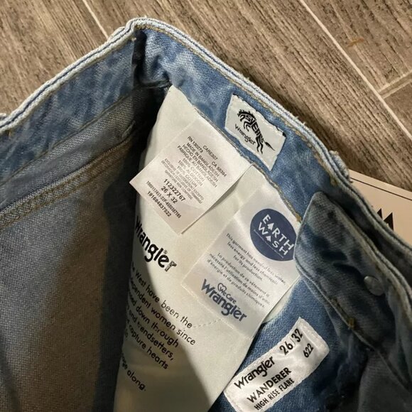 NEW Wrangler Wanderer 622 High Rise Flare Jeans Womens Size 26/32 - Picture 2 of 4